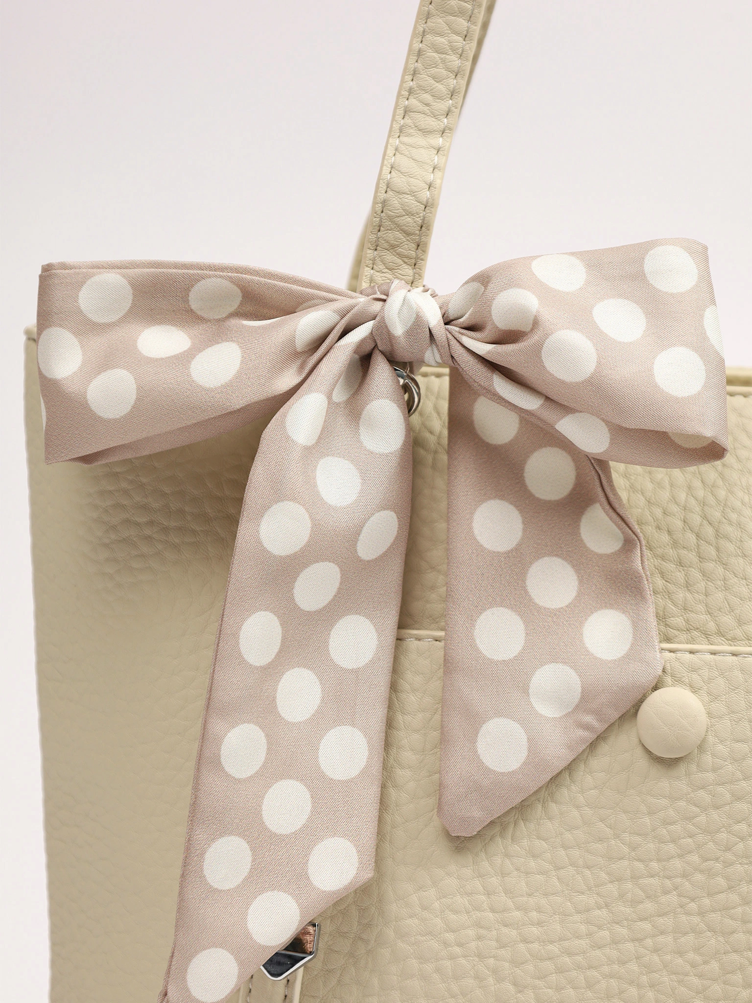 Сумка-тоут с карманом на кнопке и декоративным платком в ассортименте